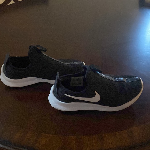 Nike women gym shoes size 7.5 US ,black in color - Picture 3 of 9